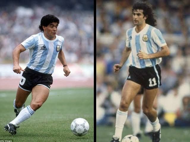 Maradona (kiri) dan Mario Kempes (kanan). Sumber gambar: Gettyimages.co.uk