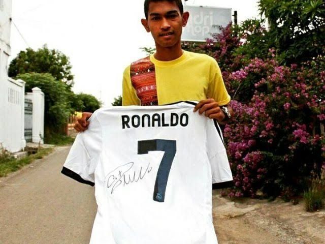 Martunis dan jersey Cristiano Ronaldo (fajar.co.id)