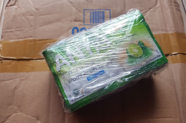 Paket belanja saya dari Blibli, salah satunya Antis hand sanitizer kemasan sachet (dok. pri).