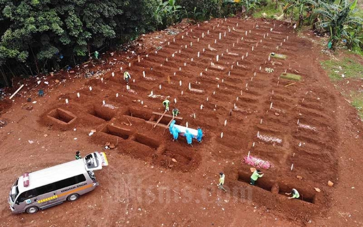 Foto aerial proses pemakaman jenazah pasien virus corona atau COVID-19 di Taman Pemakaman Umum (TPU) Pondok Ranggon,  kabar24.bisnis.com - Himawan L Nugraha 