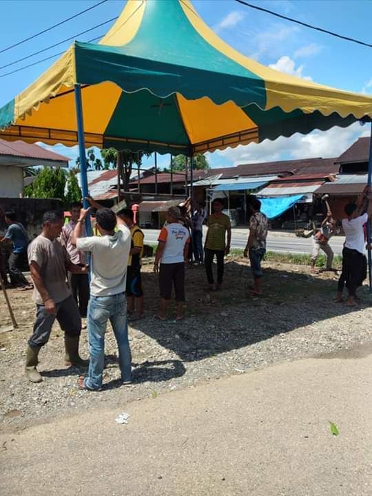 Masyarakat sedang bergotong royong mendirikan posko Gugus Relawan COVID-19 di desa | dokpri
