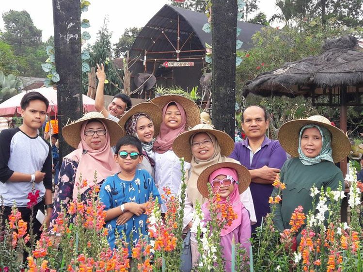 Pengunjung dibekali topi caping selama berada di Taman Bunga Begonia. (foto: dok. pribadi)
