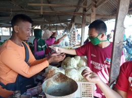 Forum Anak Desa Membagikan Hand Sanitizer Pada Penjual Di Pasar. Dok.Pri