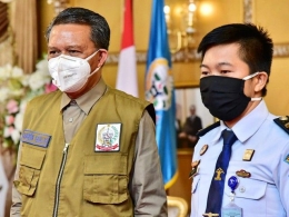 Andi Suriadi (kanan) bersama Nurdin Abdullah (kiri) usai menerima masker untuk Lapas Anak dan Perempuan (13/04/20).