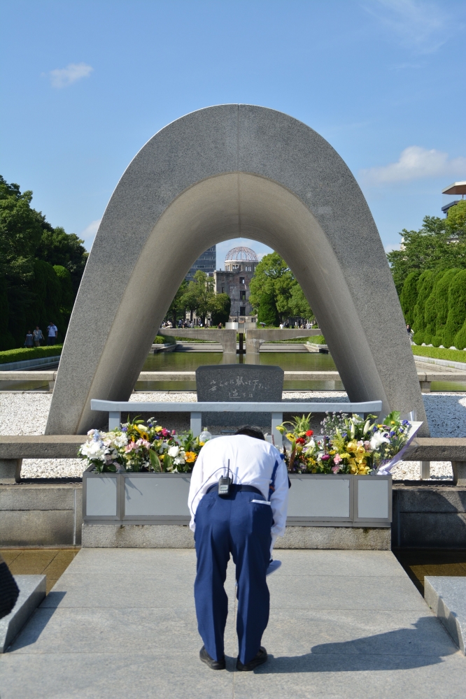 Berdoa di Memorial Cenotaph @ Hiroshima Peace Memorial Park. Foto oleh Galih Andika Pratomo, 2016.
