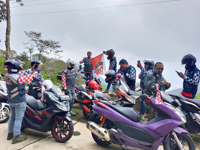 Peserta blind ride bergaya di pinggir lembah wilayah Kadipaten Tasikmalaya. (foto: dok. pribadi)