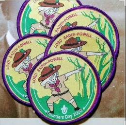 Patch hari Baden-Powell tahun 2020. tangkapan layar dari toko online