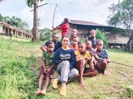 Gambar Susana Alkorisna, SPd (GPDT Mappi Papua) bersama siswa-siswinya di kampung Memes (pedalaman Papua).