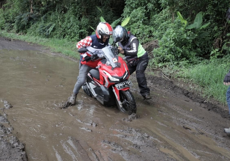 Jalanan becek dan licin jadi tantangan peserta blind ride. (foto: dok. PT DAM)
