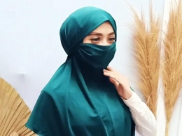 Disebut Jilbab Corona karena jilbab dengan masker yang menyatu ini mulai populer sejak pandemi Covid-19 (foto dok. Yulian Hijab)
