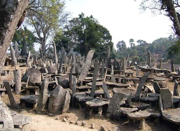 kompleks megalitik kuno di meghalaya India. Sebelah utara Bangladesh. ( sumber: www.ancientpages.com ) 