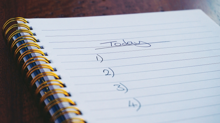 Membuat daftar kegiatan hari ini membantu untuk fokus (ilustrasi: pexels/Suzy Hazelwood)