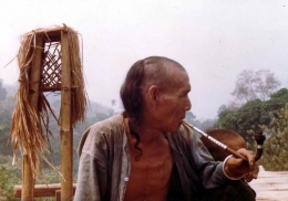 Orang Akha dengan pipa opium (sumber: wikipedia.org)