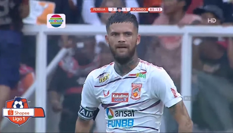 Gambar 2. Ekspresi Kapten Tim Borneo FC Setelah Kebobolan di Menit-Menit Akhir Pertandingan | dok. Indosiar