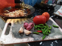 Udang kering, cabe rawit, bawang merah, bawang putih dan tomat (Dokumentasi Pribadi)