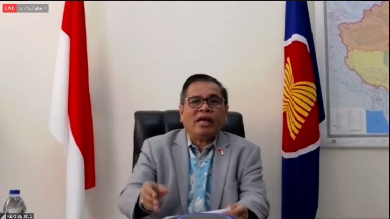 Drs. Djauhari Oratmangun memberikan tema utama | dokumentasi pribadi