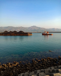 Kapal Pengangkut Batu Bara Melintas di Pantai Cipatuguran. Foto: Geok Mengwan