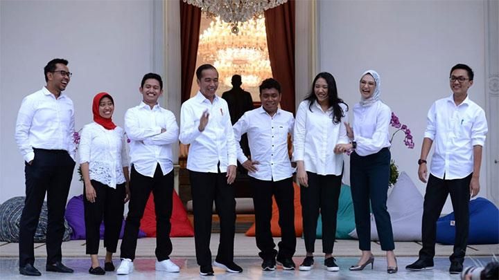 Presiden Jokowi bersama Staf Khsusu, salah satunya Andi Taufan (kiri). Sumber :  Tempo.co