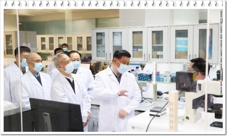 Presiden China Xi Jinping (paling depan) meninjau langsung perkembangan riset Covid-19 di Academy of Military Medical Sciences Beijing awal Maret lalu (doc.Phayul/ed.Wahyuni)