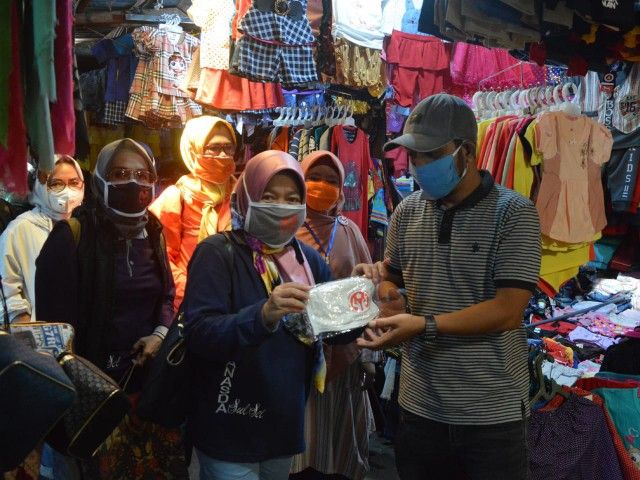 Pasar Panakkukang Dapat Pembagian Masker. | DokpriMuhammad Toha Putra (kanan) menerima bantuan masker dari Andi Masniawaty (15/04/20)--dokpri
