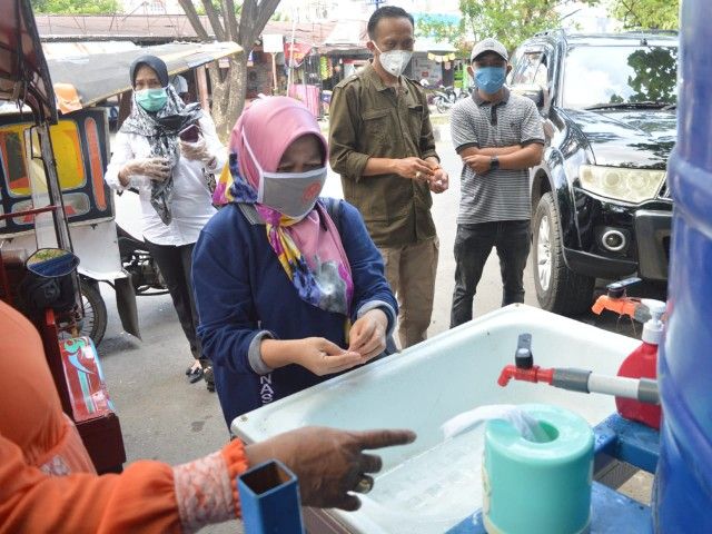 Andi Masniawaty dari Dekranasda SulSel mencuci tangan sebelum memasuki Pasar Panakkukang Makassar (15/04/20)--dokpri