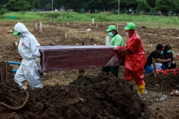 Prosesi pemakaman sesuai protokol pemulasaran di Jakarta. Foto: KOMPAS.com/Garry Lotulung