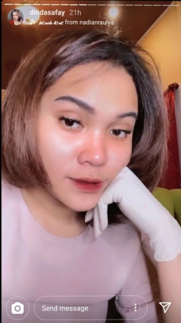 Unggahan Instastory Dinda Shafay Menggunakan Sarung Tangan Lateks di Supermarket (Sumber: Instagram Dinda Shafay)