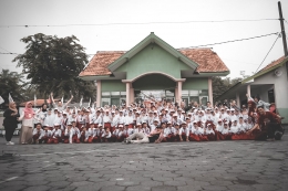 Foto bersama Warga Sekolah SDN Ranubedali 2, Kecamatan Klakah, Kabupaten Lumajang, Jawa Timur (dokpri)