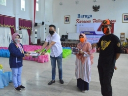 Muzakkir selaku Ketua Pemuda Pancasila Manggala Makassar (tengah) menerima bantuan masker Dekranasda SulSel (15/04/20)--dokpri