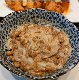 Nattou dicampur dengan irisan cumi mentah