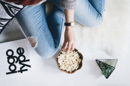 salah satu alternatif camilan yang bisa kamu konsumsi selama di rumah aja adalah popcorn. Hanya saja, perhatikan cara penyajiannya. Tidak perlu menambah rasa yang bisa menambah pada kalorinya. | unsplash.com