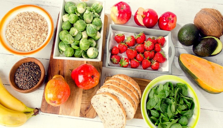 Contoh makanan berserat sepeti sayur, buah, roti (dok. hellosehat.com)