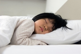 Jumlah waktu tidur yang dibutuhkan seseorang tergantung usia (dok. hellosehat.com)