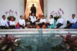 Presiden Jokowi dan para staf khusus milenial/Sumber: Kompas.com