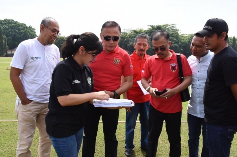 Ratu Tisha dan Ketum PSSI dalam kegiatan inspeksi stadion untuk Piala Dunia U-20 (Foto PSSI.org) 