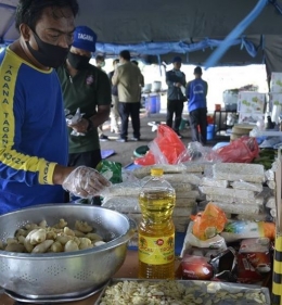 Tagana sedang menyiapkan bahan makanan siap saji