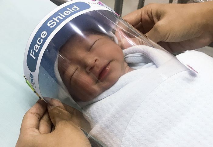 Face shield pada bayi | REUTERS / Athit Perawongmetha, Republika.co.id