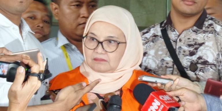 Siti Fadilah Suparini memakai rompi orange khas tahanan koruptor, sumber: kompas.com/Abba Gabrillin