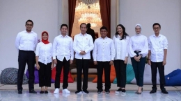 Presiden Jokowi bersama staf khusus kepresidenan yang berasal dari kalangan muda yang lazim dikenal sebagai generasi milenial (cnbcindonesia.com).