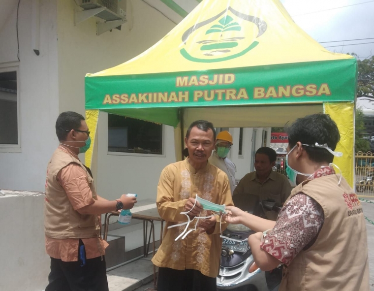 Penyerahan Masker (dok.nahar)