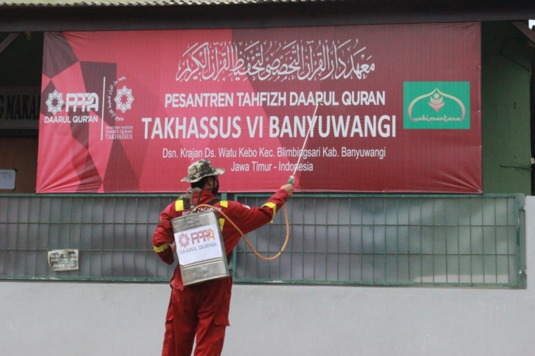 Penyemprotan Disinfektan Tim PPPA Daarul Qur'an di Banyuwangi (dok.nahar)