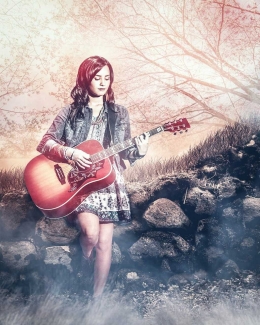 Ilustrasi seorang gadis cantik bermain gitar ^_^ (Sumber : pixabay.com/satyatiwari)