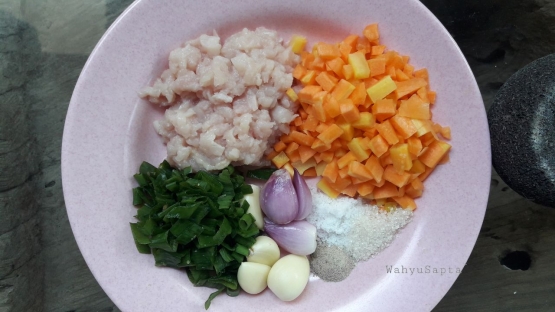 Siapkan bahan dan bumbunya terlebih dahulu, ya. (Foto: Wahyu Sapta).