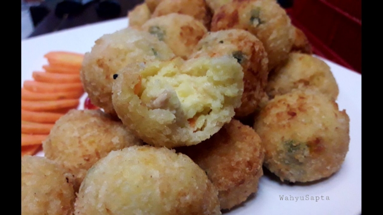 Membuat sendiri camilan kroket di rumah. Mudah dan lezat, loh. (Foto: Wahyu Sapta).