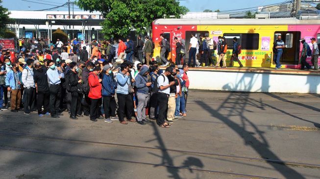 Penumpukan penumpang di stasiun Bogor (sumber : suara.com)