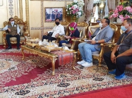Nurdin Abdullah (kiri) menerima kunjungan Pimpinan Wilayah BRI di Rumah Jabatan Gubernur SulSel (16/04/20).