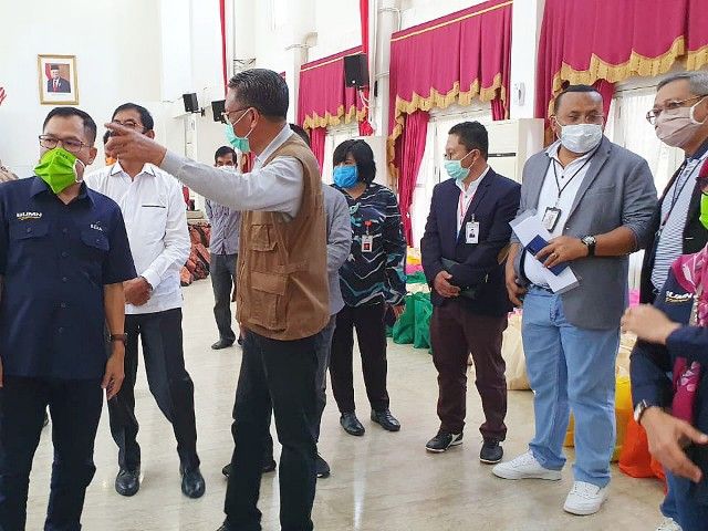 Nurdin Abdullah (rompi cokelat) dan Pimpinan Wilayah BRI mengecek persediaan paket bantuan di Baruga Pattingalloang Makassar (16/04/20).