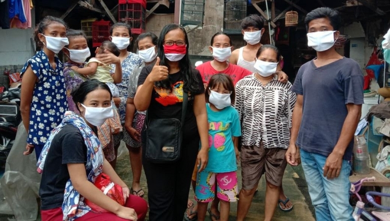 Pendistribusian masker dan sanitaizer  oleh relawan ARUN di daerah bojongede