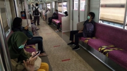 Kebijakan jaga jarak antar penumpang di dalam gerbong (sumber:kumparan.com)
