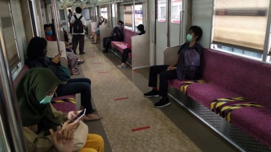 Kebijakan jaga jarak antar penumpang di dalam gerbong (sumber:kumparan.com)